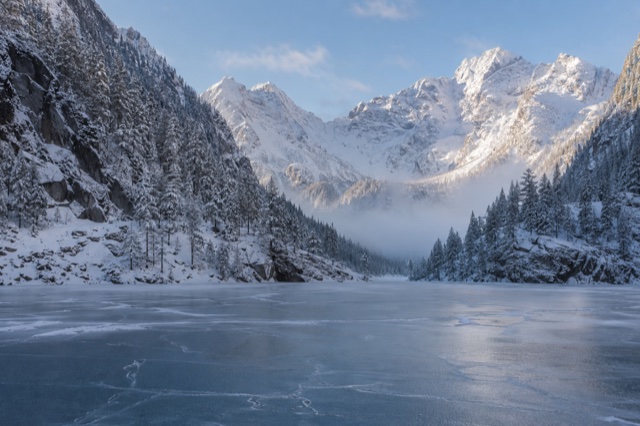 La valle in inverno, neve e silenzio